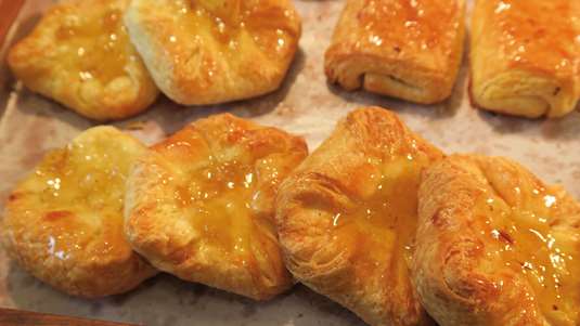 Γρήγορο Γλυκό με Σφολιάτα, Μαρμελάδα και Τριφτή Ζύμη