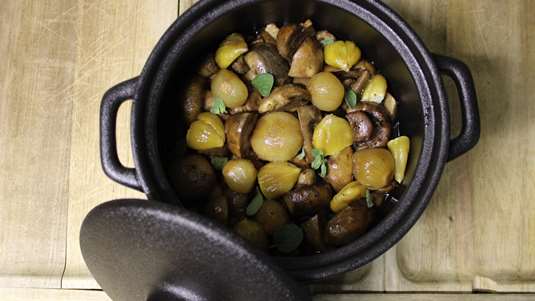 Κάστανα με μανιτάρια στιφάδο στην κατσαρόλα (του σεφ Μανώλη Παπουτσάκη)