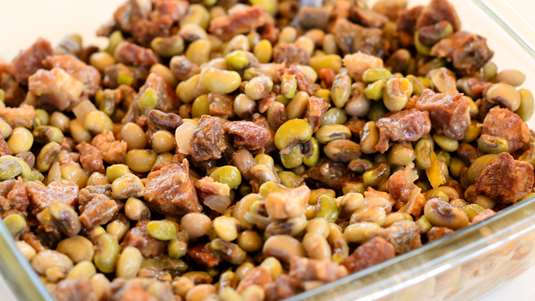 Μαυρομάτικα Φασόλια με Λουκάνικο