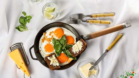 Ψωμί, Αυγά και Τυρί στο Ίδιο Τηγάνι