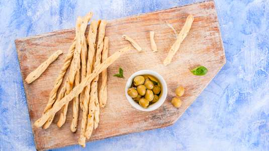 Μπαστουνάκια με Ελιές και Λαχανικά