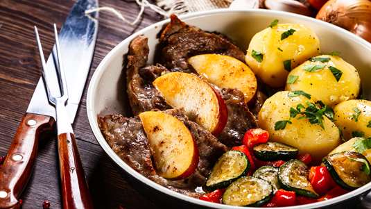 Χοιρινές Μπριζόλες με Πατάτες στη Γάστρα