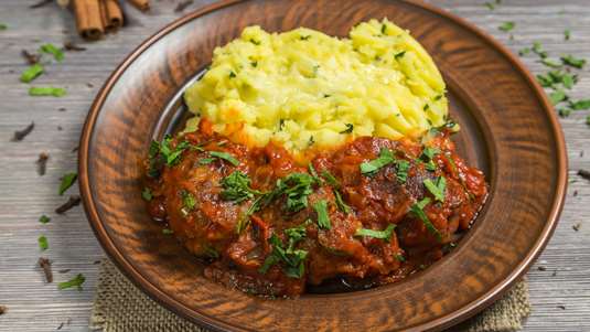 Νόστιμα Σουτζουκάκια με Ντομάτα και Κρασί