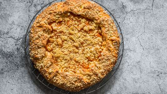 Εύκολη Μπισκοτένια Τάρτα με Κρέμα Γιαουρτιού