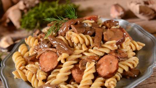 Μακαρονάδα με Μανιτάρια και Λουκάνικα