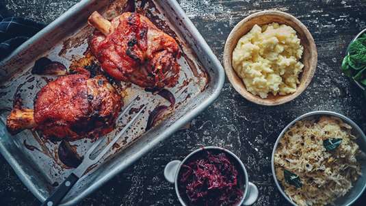 Χοιρινό Κότσι στη Λαδόκολλα