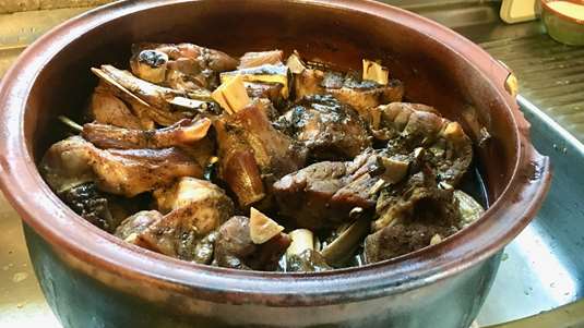 Μαστέλο: Αρνάκι σε πήλινη γάστρα, από τη Σίφνο