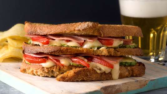 Club Sandwich με Μορταδέλα, Κολοκυθάκια και Ντομάτα