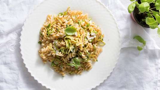 Βίδες με Κολοκυθάκια και Κρέμα από Ταχίνι