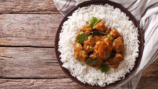 Κοκκινιστό Κοτόπουλο με Μπαχαρικά και Ρύζι