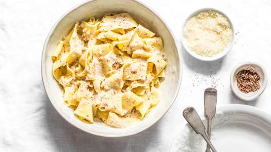 Μακαρόνια με Σάλτσα Κρεμμυδιού