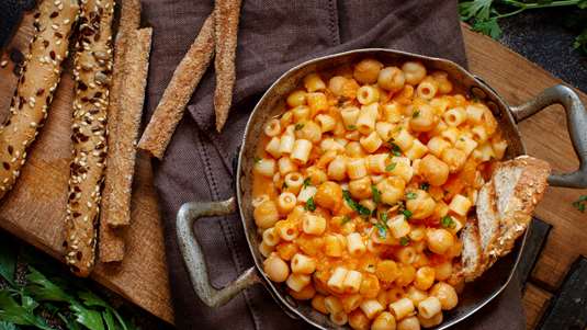 Ρεβίθια Φουρνιστά με Μακαρονάκι