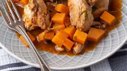 Κοτόπουλο με Χυμό από Ρόδι και Γλυκοπατάτα