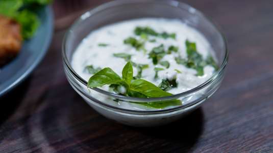 Σάλτσα Γιαουρτιού με Ούζο και Δυόσμο