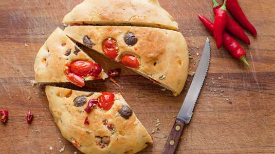 Κέικ με Πολύχρωμες Πιπεριές, Ανθότυρο και Μαύρες Ελιές