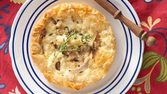 Τάρτα με Μανούρι, Θυμάρι και Καραμελωμένα Κρεμμύδια