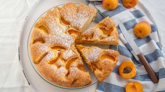 Κέικ με Ξερά Βερίκοκα και Σταφίδες