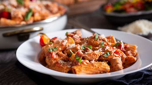 Μπουκιές Κοτόπουλου με Ζυμαρικά