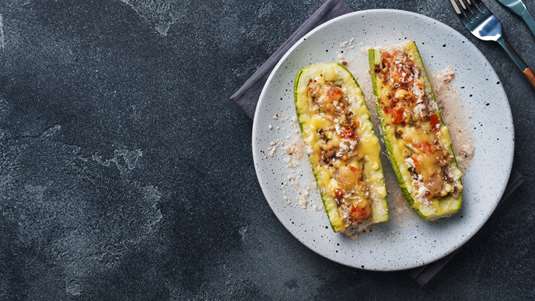 Κολοκυθάκια με Κιμά και Κρούστα Γιαουρτιού