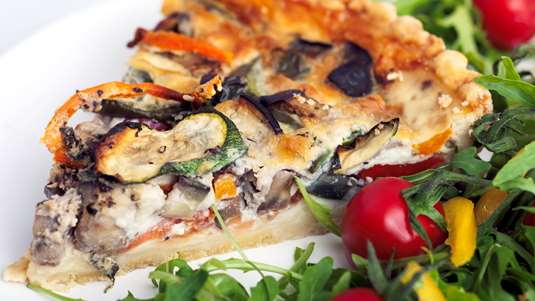 Παραδοσιακή Κρεατόπιτα με Μελιτζάνα και Γραβιέρα