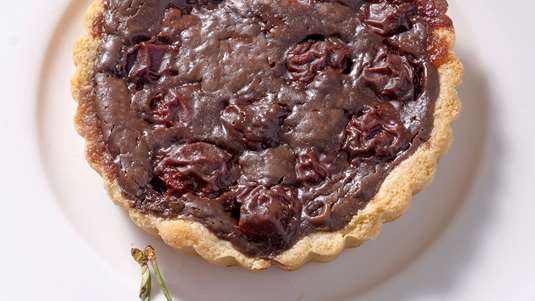 Τάρτα Πικρής Σοκολάτας με Κεράσια