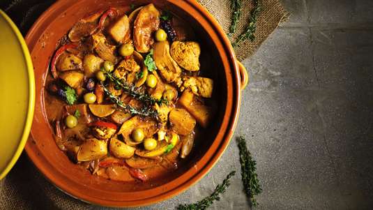 Κοτόπουλο Κοκκινιστό με Ελιές