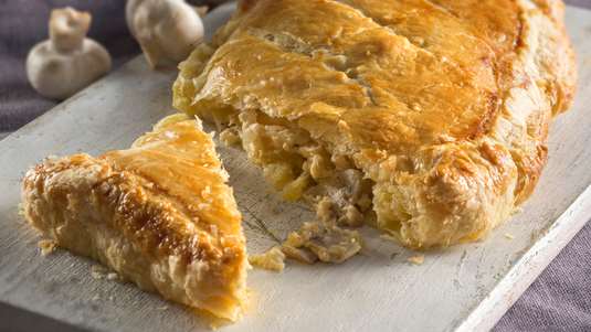 Πίτα με Μορταδέλα, Κασέρι και Μανιτάρια