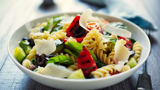 Σαλάτα Ζυμαρικών με Ελιές και Λιαστές Ντομάτες