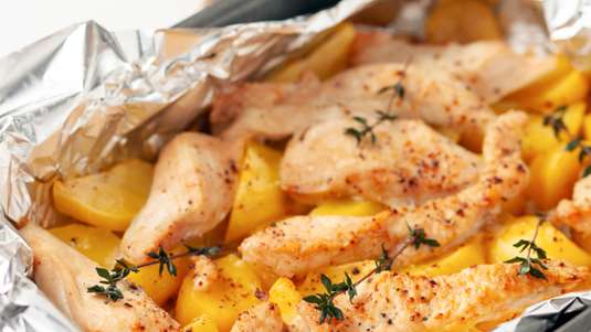 Κοτόπουλο µε Πατάτες και Θυµάρι στην Κατσαρόλα