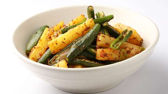 Μπάμιες με Πατάτες στο Φούρνο