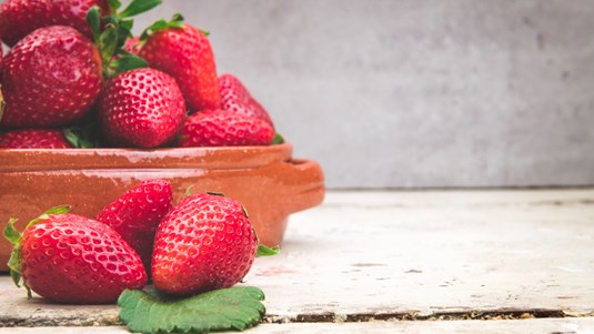 Φράουλες με Σιρόπι Μέντας
