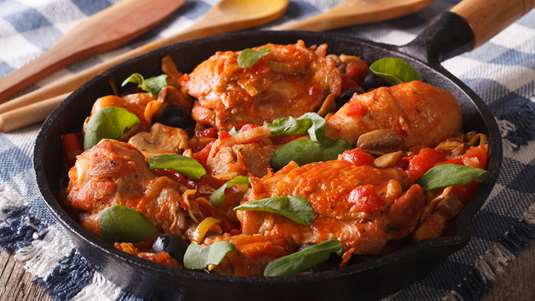 Εύκολο Κοτόπουλο Κοκκινιστό µε Σπανάκι