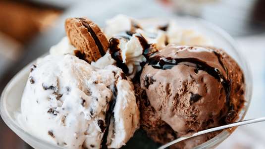 Παγωτό με Μπισκότο και Σοκολάτα