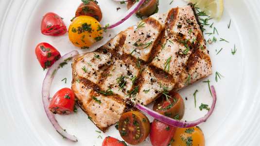 Ψάρι με Κρεμμύδια, Ντομάτες και Πιπεριές