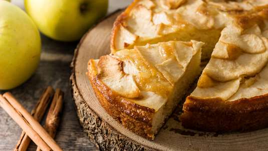 Μηλόπιτα με Βάση Κέικ