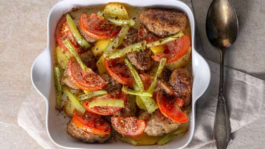 Διαφορετικά Σουτζουκάκια με Πατάτες στο Φούρνο