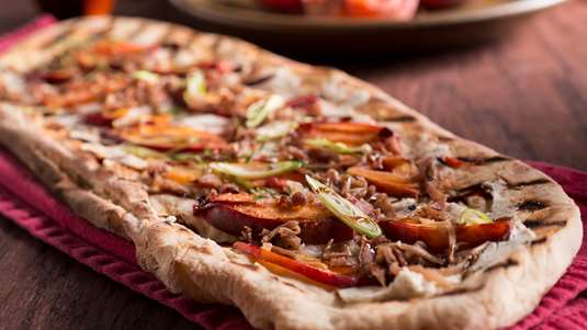 Πίτσα με Ροδάκινο και Προσούτο