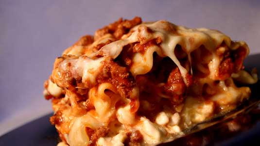 Λαζάνια με Πράσα και Χωριάτικο Λουκάνικο