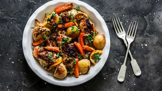 Κοτόπουλο με Πατάτες και Μανιτάρια Γιαχνί