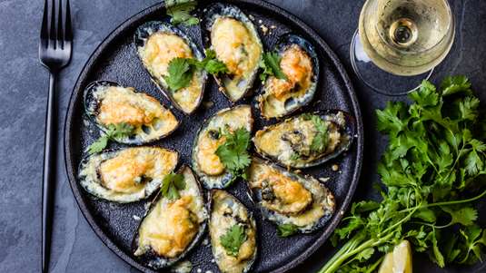 Αχνιστά Μύδια με Φέτα και Ρίγανη