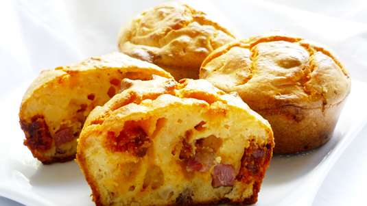 Αλμυρό Κέικ με Μπέικον και Φασκόμηλο