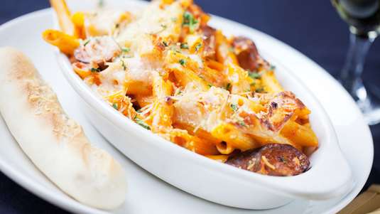 Ζυμαρικά με Λουκάνικα και Μυζήθρα στο Φούρνο