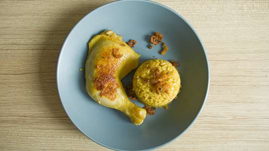 Τηγανητό Κοτόπουλο με Γιαούρτι και Σαφράν