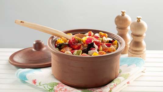 Κολοκυθάκια και Πατάτες με Κιμά και Σάλτσα στη Γάστρα