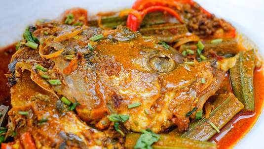 Ψάρι Φουρνιστό με Μπάμιες