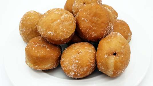 Τηγανίτες Φουσκωτές με Σταφίδες