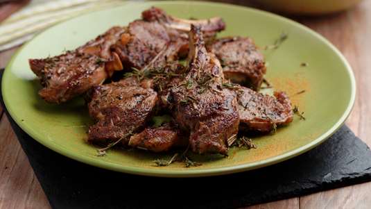 Αρνάκι Λεμονάτο με Σάλτσα Γιαουρτιού