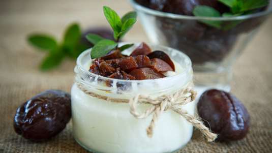 Δαµάσκηνα µε Μαστίχα και Κρέµα Γιαουρτιού