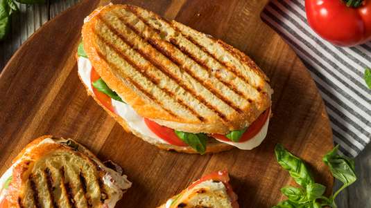 Σάντουιτς με Κρέμα Φέτας και Ψητή Ντομάτα