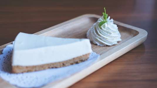 Εύκολη Τάρτα Μπισκοτένια με Κρέμα Γιαουρτιού